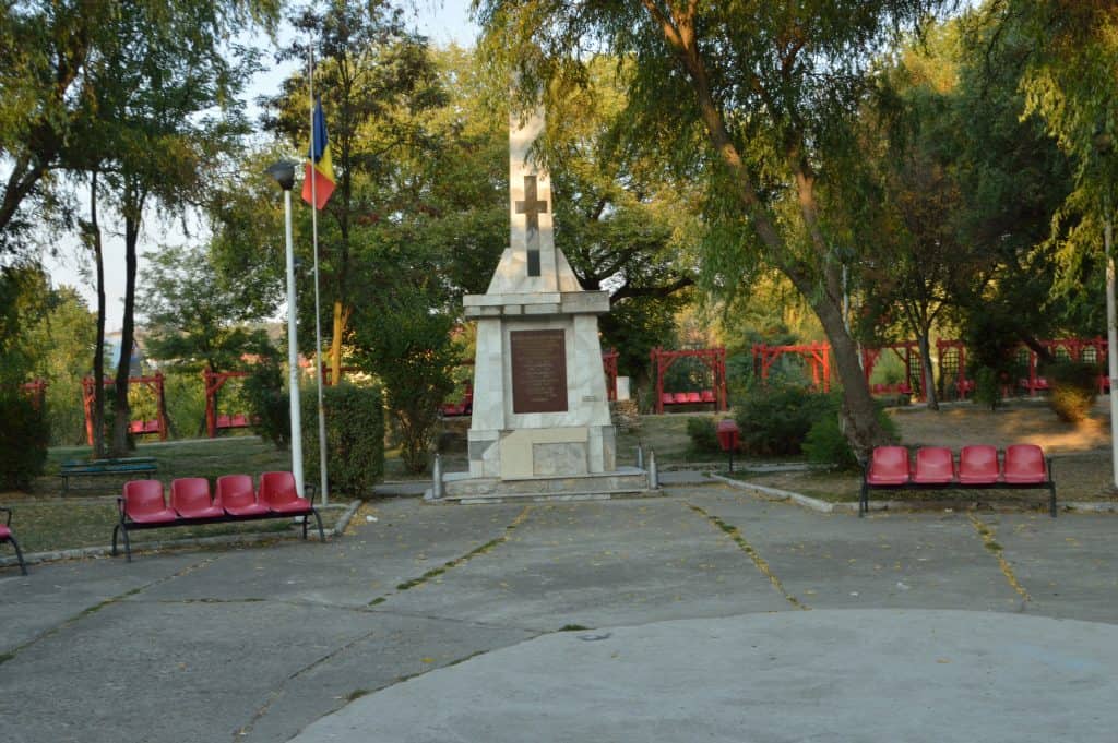 Monumentul Eroilor Din Parcul Central Moreni